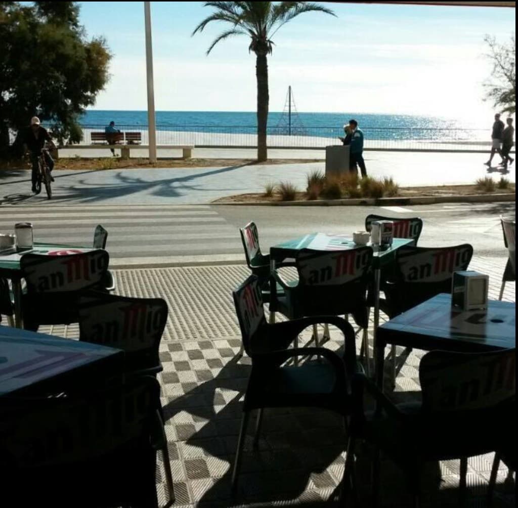 Terraza frente al mar