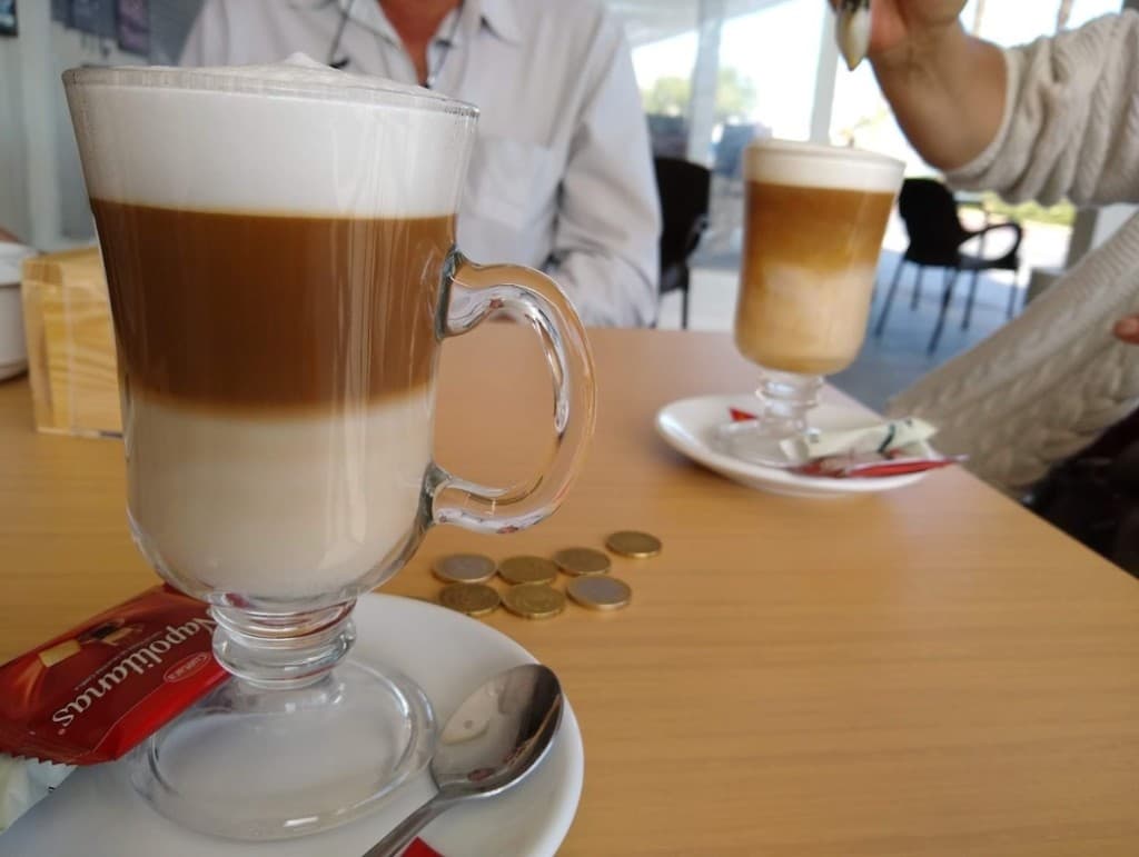 Café en mesa
