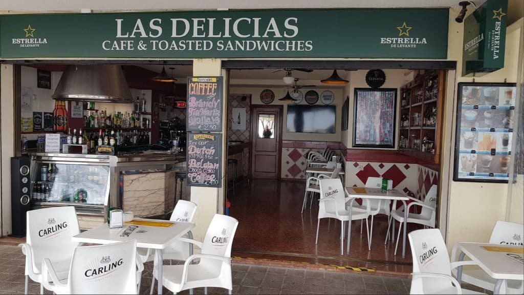 Fachada y barra