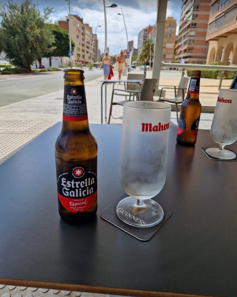 Cerveza fría con paseo al fondo