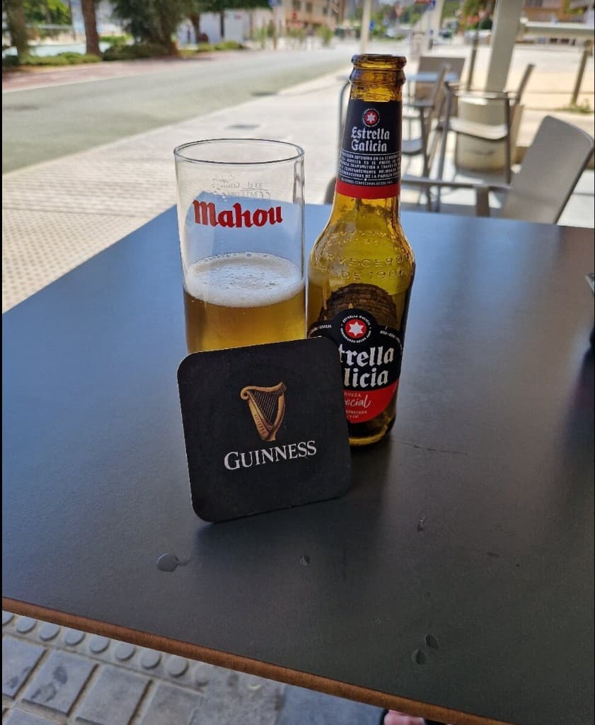 Cerveza y mar en mesa