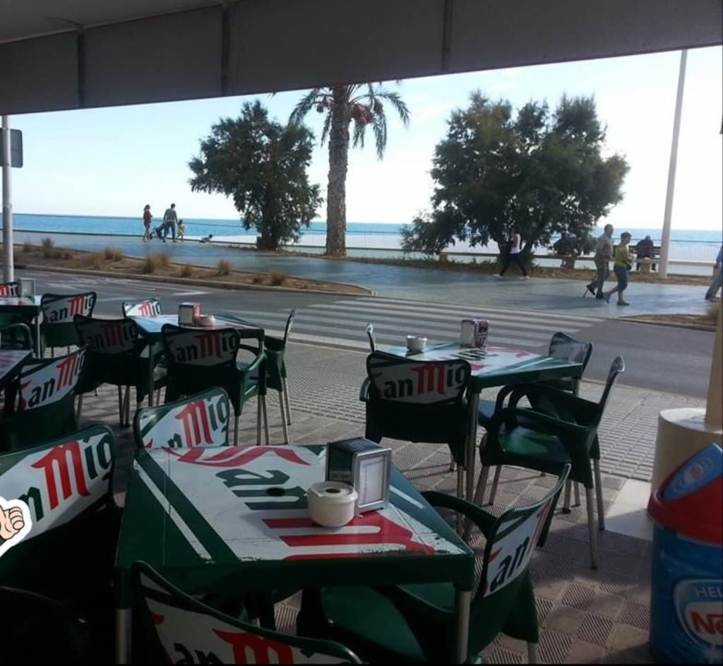 Mesas con vistas al Mediterráneo